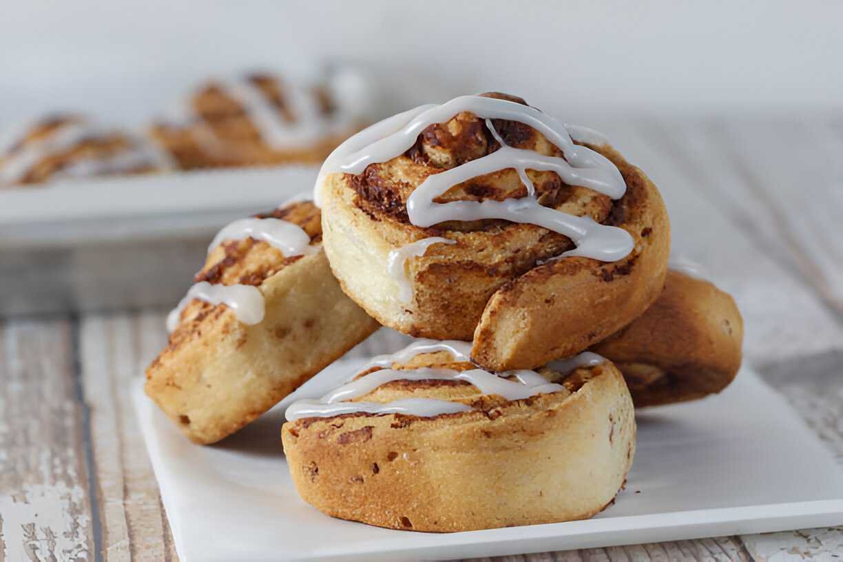 Cinnamon Roll Icing Recipe (No Cream Cheese – Smooth, Sweet & Simple) - Ice Cream